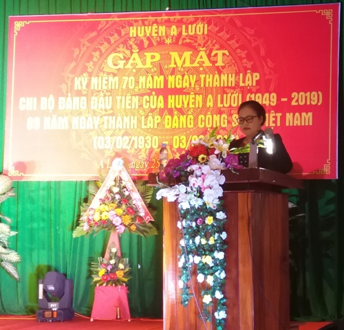 đồng chí Nguyễn Thị Sửu - Bí thư Huyện ủy trình bày diễn văn